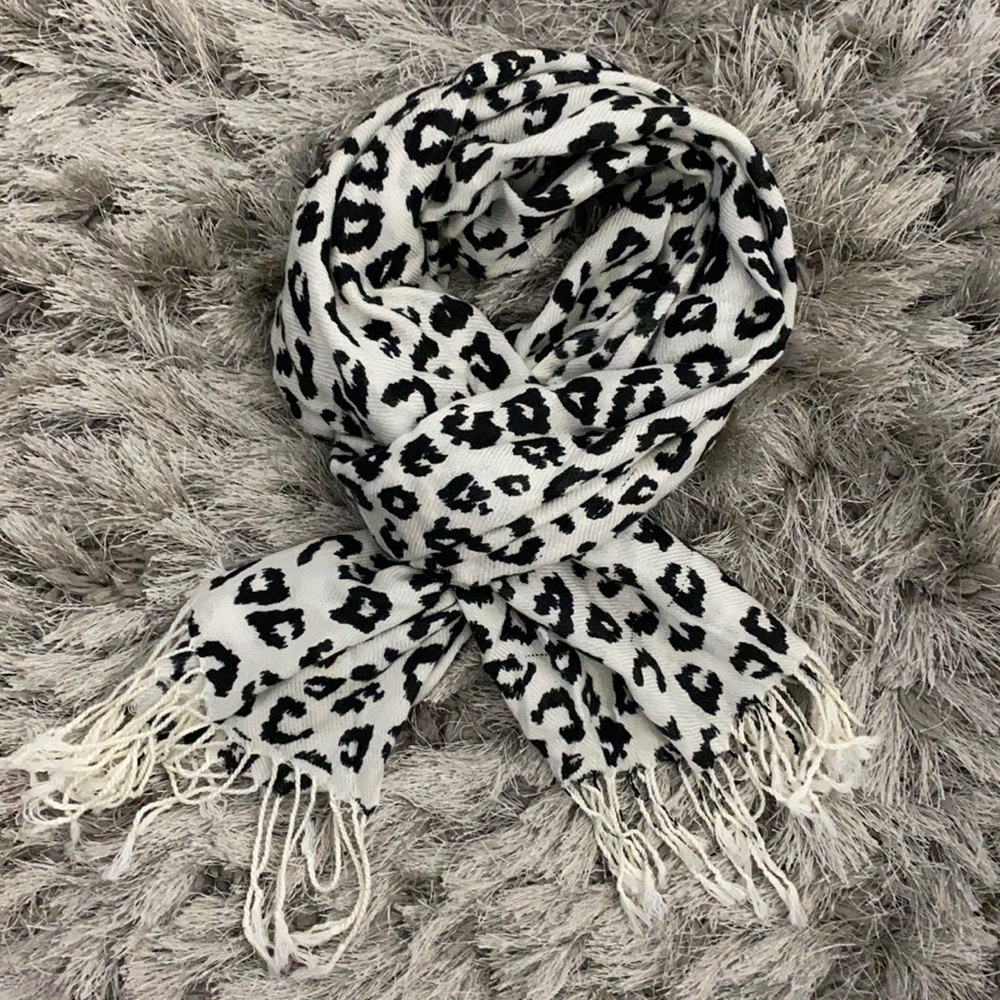 Black and white animal Print scarf 🧣